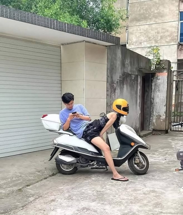 남자1 여자1 오토바이1.jpg