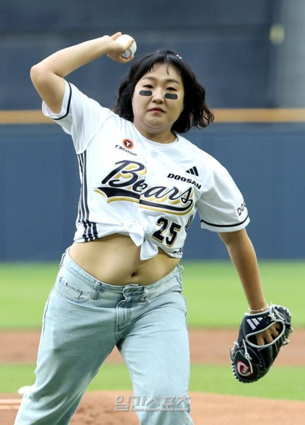 두산 배어스 시구 연예인.jpg